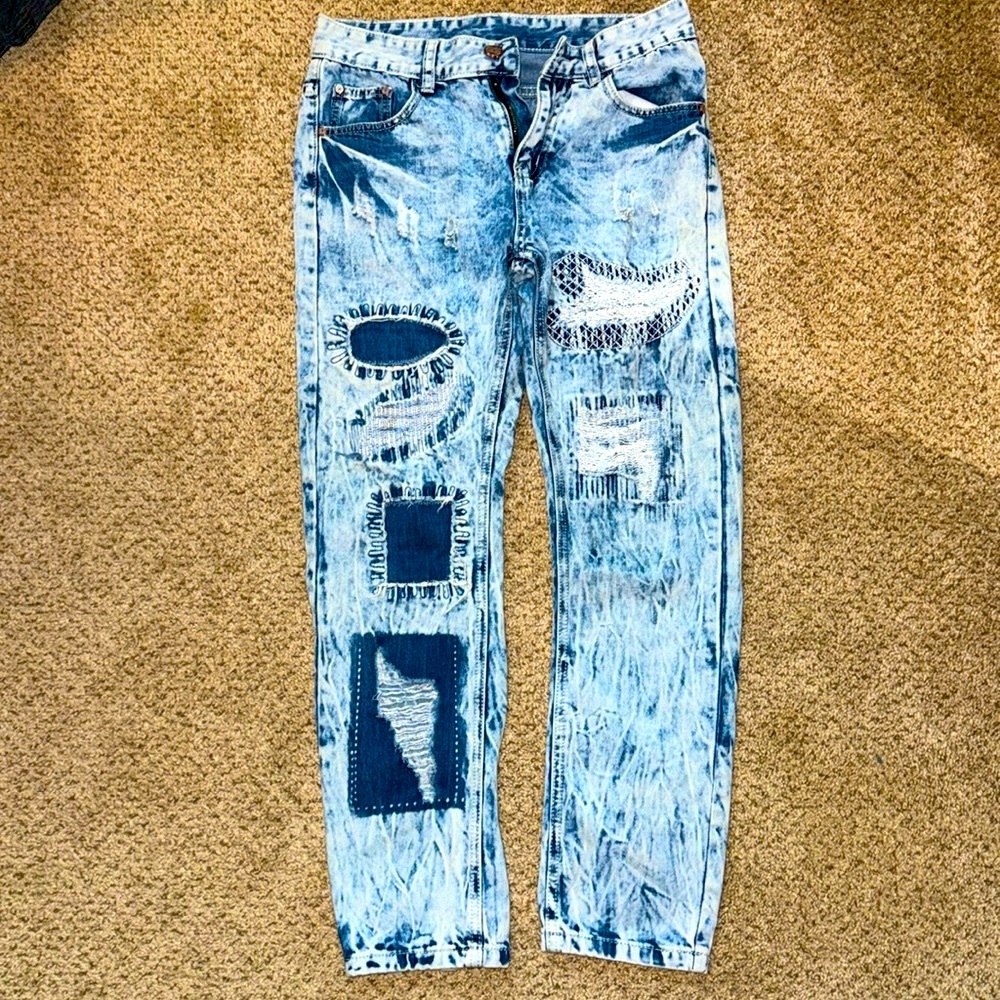 Men’s light wash distressed denim blue jeans with embroidery size 30 inch